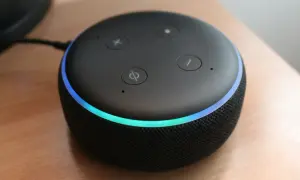 Altavoz inteligente Echo Dot con luz azul y verde. ¿Qué decirle a Alexa?