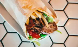 Kebab w domu i lokalu: Gdzie kupić idealne mięso? Porady eksperta