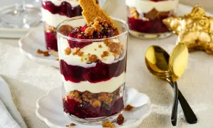 Schichtdessert im Glas: Himbeeren, Creme und Keksbrösel – ein köstliches trifle rezept für jeden Anlass.