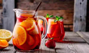 Caraffa di sangria con arance, fragole e limone. Perfetta per una ricetta estiva.