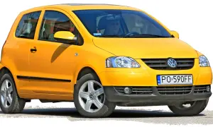 Żółty Volkswagen Fox z 2006 roku, z kierowcą za kierownicą, gotowy do jazdy.