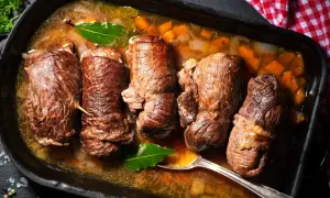 Pięć soczystych zrazów wołowych duszonych w aromatycznym sosie z warzywami. Sekret ich miękkości tkwi w długim, powolnym gotowaniu.