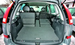 Opel Meriva pojemność bagażnika: złożone tylne siedzenia tworzą dużą, płaską przestrzeń ładunkową.
