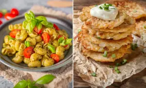 Szybki obiad z niczego: makaron z pesto i pomidorkami oraz stos placków ziemniaczanych ze śmietaną i szczypiorkiem.