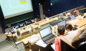 Studenci na wykładzie, szukający odpowiedzi na pytanie: jakie wykształcenie po technikum bez matury.