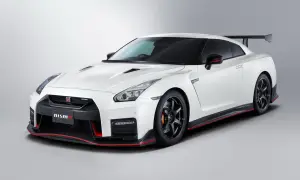 Biały Nissan GT-R Nismo z czerwonymi akcentami. Marzysz o nim? Sprawdź nissan gtr cena!