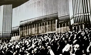 Tłum ludzi podziwia imponujące organy, jedne z największych organów w Europie, w sali koncertowej.