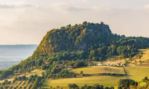 Burgruine Hohenzollern, ein Wahrzeichen Deutschlands, thront auf einem bewaldeten Berg. Die Landschaft um Singen, Deutschland, ist im Herbstlicht malerisch.