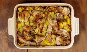 Coniglio ripieno al forno con patate, dorato e profumato, pronto per essere gustato.