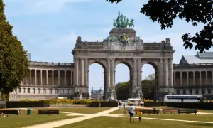 Łuk Triumfalny w Parku Cinquantenaire, Bruksela. W tle widać budynki muzealne i autokar, symbolizujący komunikację miejską Brukseli.