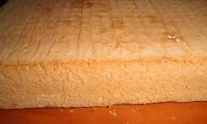 Puszysty biszkopt z 6 jaj i mąką ziemniaczaną, idealny do tortów. Ten przepis na biszkopt jest gwarancją sukcesu.