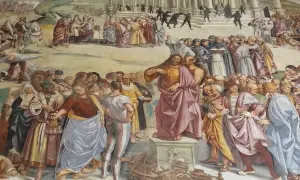 Judasz całuje Jezusa, zdradzając go. Tłum ludzi, w tym mnisi i żołnierze, obserwuje scenę. W tle widać budynek i chaos.