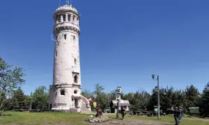 Wieża widokowa w Górach Sowich, popularny punkt na szlakach.