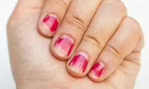 Dlaczego manicure tytanowy odpryskuje? Oto najczęstsze przyczyny