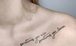 Delikatny tatuaż na dekolcie z napisem "sometimes you win, sometimes you learn".