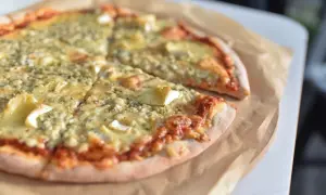 Pyszna pizza z serem pleśniowym i camembertem. Kolejność składników na cieście z sosem pomidorowym zachwyca.