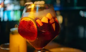 Orzeźwiająca sangria z owocami, idealna na letnie wieczory. Prosty przepis na domową sangrię.