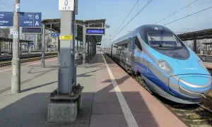 Pendolino na stacji, czy jedzie do Zakopanego? Pociąg stoi na peronie, w tle tablice informacyjne.