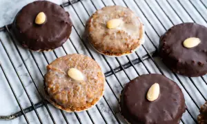 Leckeres Rezept für Elisenlebkuchen: Dunkel und hell glasierte Lebkuchen mit Mandeln auf einem Gitter.