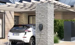 Ein weißes Elektroauto lädt an einer Ladesäule. Im Hintergrund ein modernes Haus mit Wärmepumpe und Solaranlage. Perfekt für die evu sperrzeit.
