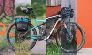 Dwa rowery górskie gotowe na przygodę w stylu mtb bikepacking. Jeden z turkusową ramą i sakwami, drugi z szarą, oba wyposażone do długich wypraw.