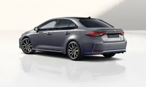 Szary sedan Toyota Corolla GR Sport z czarnym dachem i sportowymi felgami, prezentujący dynamiczną sylwetkę.