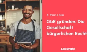 Lächelnder Mann mit Schürze hält Tablet. Text: "GbR gründen: Die Gesellschaft bürgerlichen Rechts". Infos zu GBR Steuern.