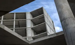 Budowa z betonu, widok od dołu na niebo i konstrukcję.