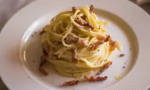 Prawdziwa Carbonara: Śmietana? Nigdy! Sekret idealnej emulsji
