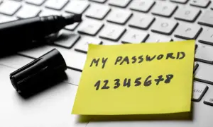 Na klawiaturze leży żółta karteczka z napisem "MY PASSWORD" i cyframi "12345678". Obok leży czarny marker. To zły pomysł na hasło!