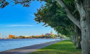 Uferpromenade in Stralsund mit Blick auf die Altstadt. Hier kann man in Stralsund spazieren gehen, die frische Brise genießen und die historische Kulisse bewundern.