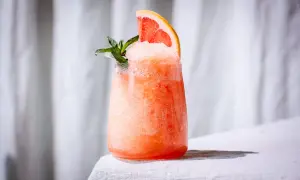 Erfrischender, gefrorener Aperol mit Grapefruitspalte und Minze. Perfekt für heiße Sommertage.