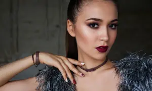 Elegancki makijaż dla brązowych oczu i ciemnych włosów. Ciemne usta i smoky eyes podkreślają urodę modelki.