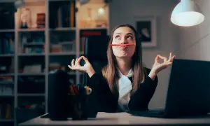 Kobieta z kredką w ustach, w pozie medytacyjnej, symbolizuje odkładanie na później.