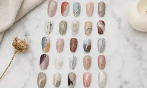 Collection de modèles de dessin ongles gel aux motifs abstraits et lignes fines, sur fond marbre.
