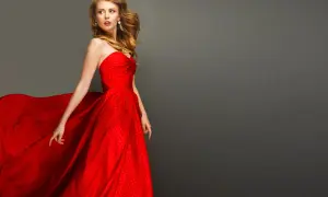 Czerwona sukienka i biżuteria: Odkryj sekrety perfekcji!