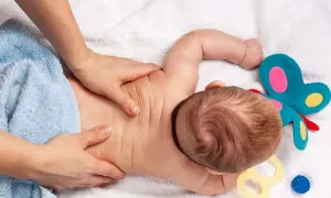 Fizjoterapeuta z noworodkiem: kiedy to profilaktyka, a kiedy sygnał?