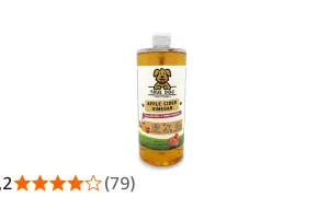 Butelka z płynem "Apple Cider Vinegar" marki True Dog. To naturalny ocet jabłkowy dla psa, wspierający stawy, skórę i odporność.