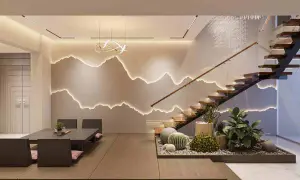 Illuminazione moderna con punti luce casa che seguono il profilo di montagne stilizzate. Scala in legno e vetro, zona pranzo bassa e un angolo verde con cactus.