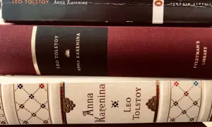 Trzy oprawione książki z tytułem "Anna Karenina" i nazwiskiem Lwa Tołstoja.