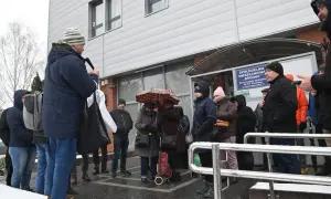 Mieszkańcy zebrani przed Spółdzielnią Mieszkaniową "Bródno" dyskutują, kto nadzoruje spółdzielnie mieszkaniowe.