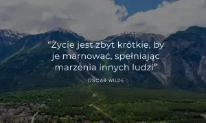 Piękne cytaty o szczęściu na tle gór. Oscar Wilde przypomina: "Życie jest zbyt krótkie, by je marnować, spełniając marzenia innych ludzi".