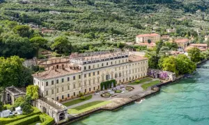Villa Bettoni, imponente residenza affacciata sul lago, circondata da verde e colline.