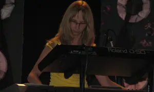Niewidomy piosenkarz gra na syntezatorze Roland D-50.