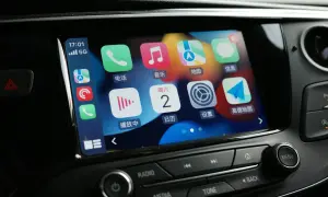 Ekran samochodu z ikonami Apple CarPlay. Jak włączyć tę funkcję? Zobaczysz tu telefon, muzykę, mapy i inne aplikacje.