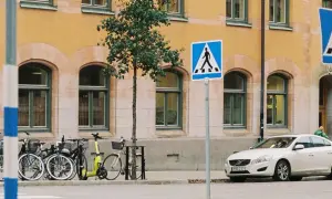 Parkeringsskyltar betydelse: Blå skyltar visar var man får parkera, med tidsbegränsningar och avgifter. Fotgängare har företräde vid övergångsstället.