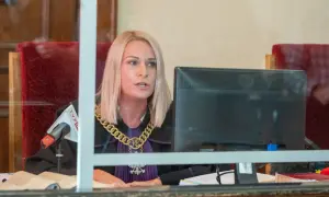 Sędzia w todze z łańcuchem na szyi wydaje salomonowy wyrok.