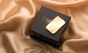 Złoto dukatowe próba 999.9 na czarnym pudełku, prezentujące 100g sztabki z logo Global Intergold.