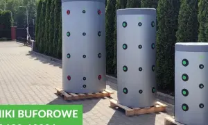 Trzy cylindryczne zbiorniki buforowe stoją na paletach przed żywopłotem. Bojler jako bufor to klucz do efektywnego ogrzewania.