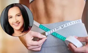 Uśmiechnięta kobieta i miarka krawiecka na talii. Dieta 1200 kcal efekty po 2 tygodniach są widoczne!